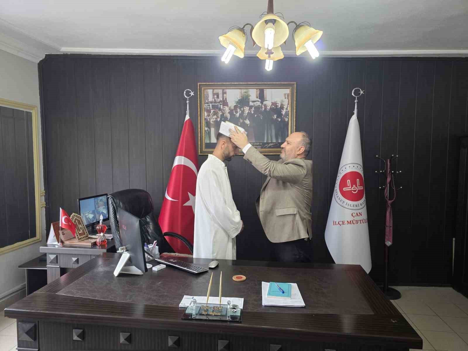 &Ccedil;an&rsquo;da yeni atanan din g&ouml;revlilerine sarık ve c&uuml;bbe giydirme merasimi d&uuml;zenlendi
