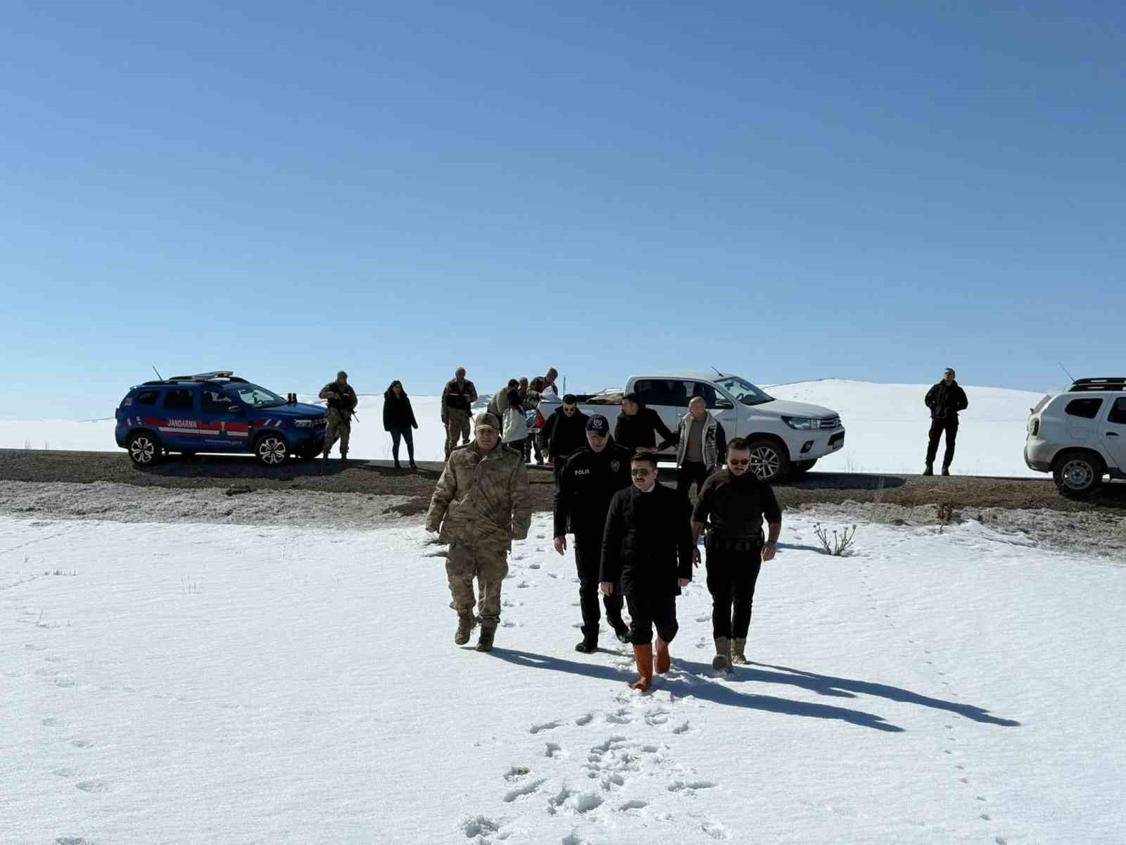 &Ouml;zalp il&ccedil;esinde doğaya yem bırakıldı
