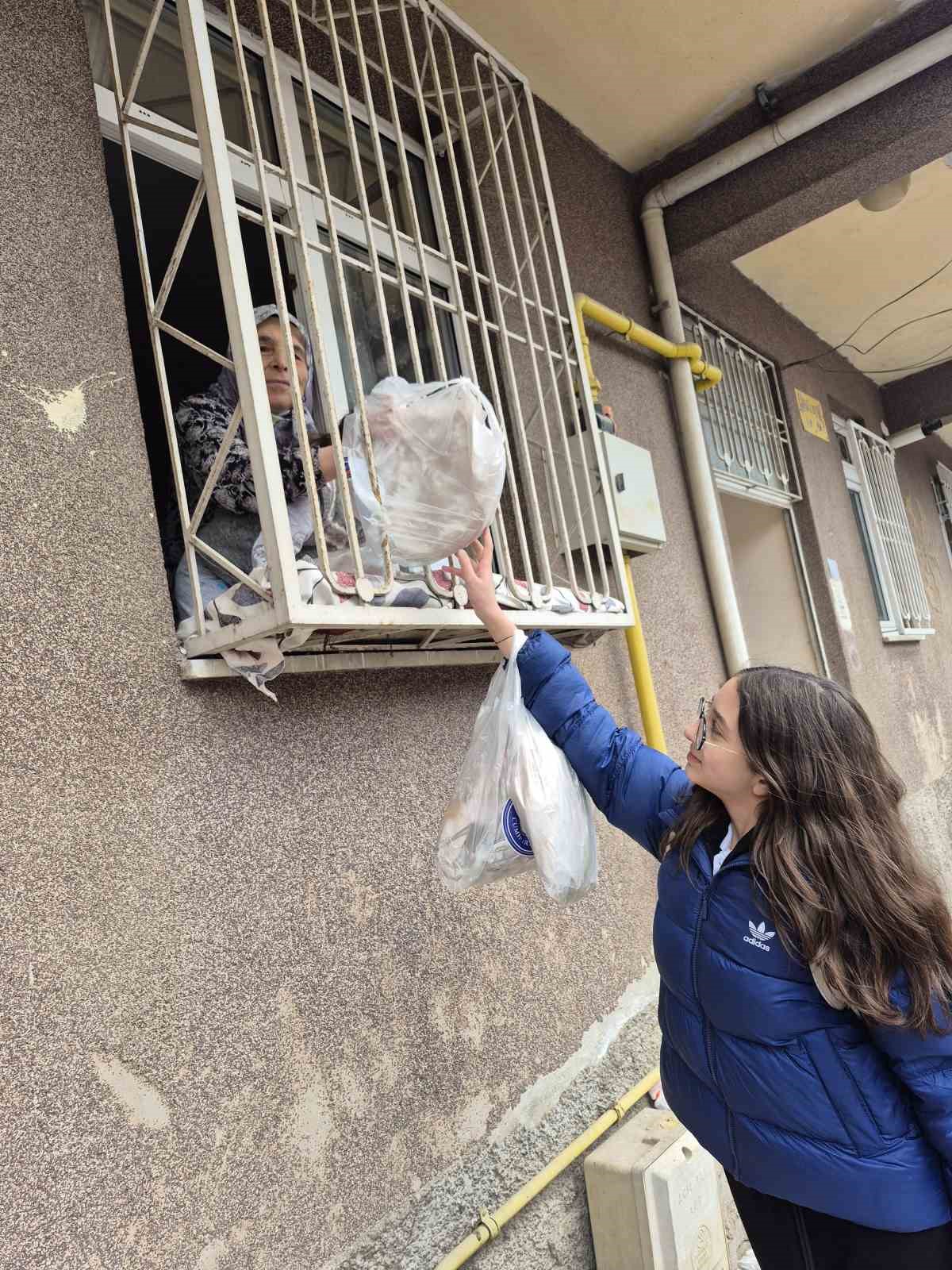 Har&ccedil;lıklarını biriktirip yaşlıların g&ouml;n&uuml;llerini ısıttılar
