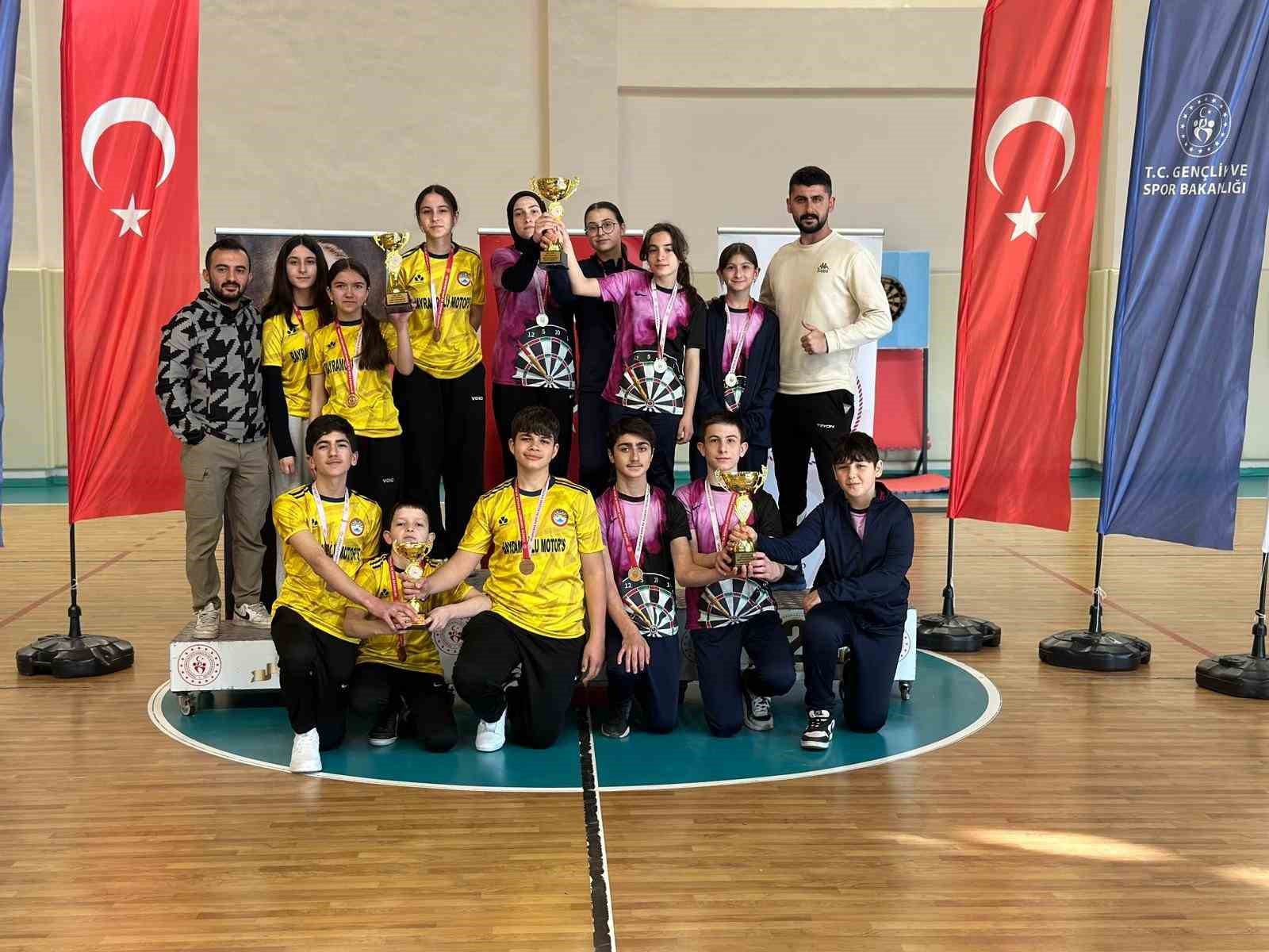 T&uuml;rkeli, ilden 4 kupa ve 13 madalya ile d&ouml;nd&uuml;
