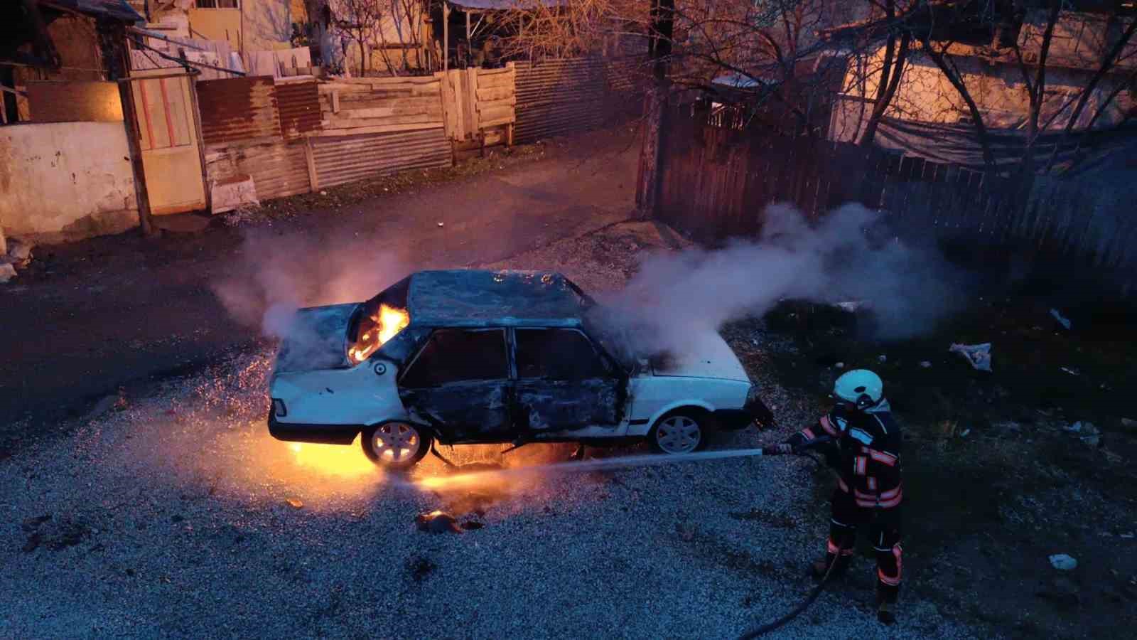 Malatya’da park halindeki araç yandı