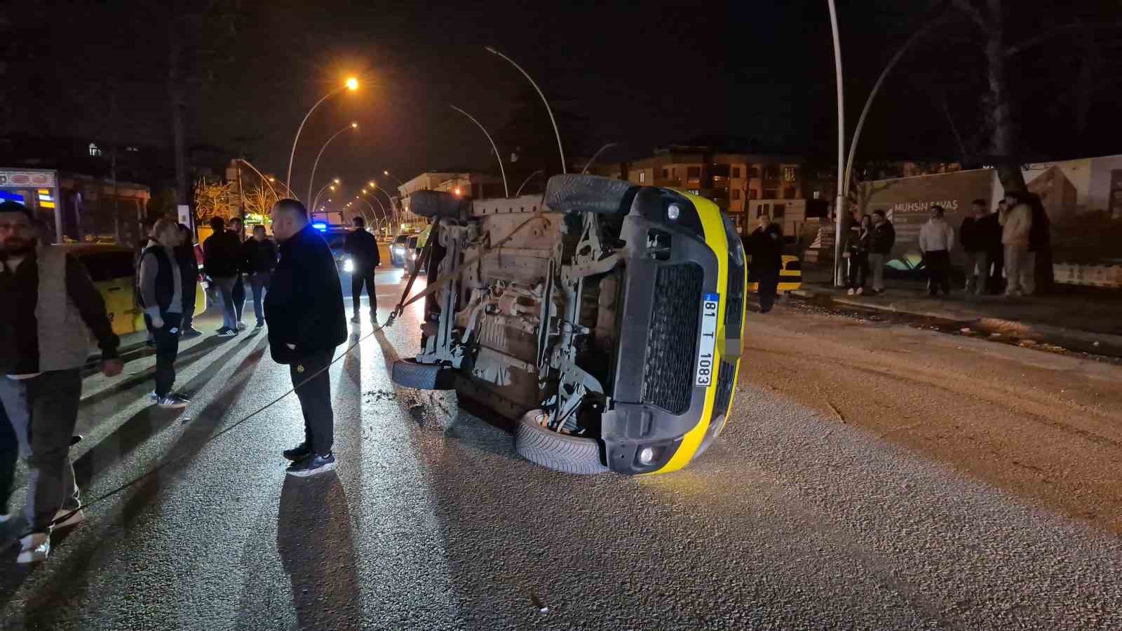 Sıkışan trafikte kontrolden &ccedil;ıkan taksi yan yattı
