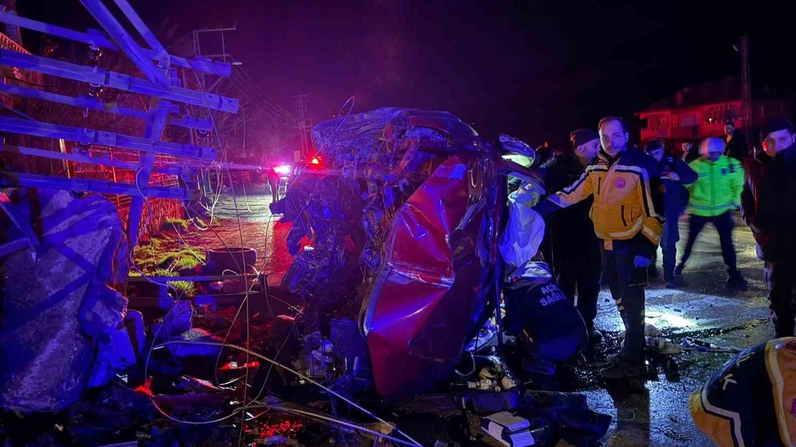 Amasya&rsquo;da kamyonet &ccedil;arptığı elektrik direğini ikiye ayırdı: 1 yaralı
