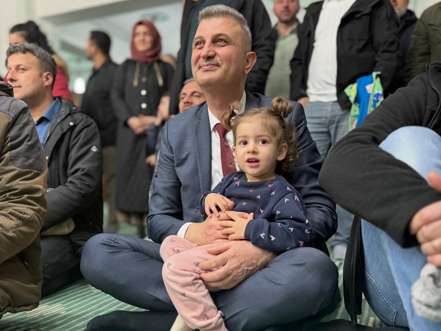 G&ouml;lc&uuml;kl&uuml; &ccedil;ocuklar Ramazan coşkusunu camilerde yaşıyor
