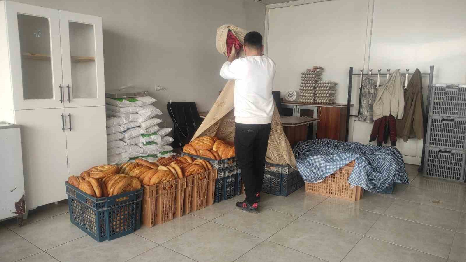 İmece usul&uuml;yle pide dağıtılıyor, pide girmeyen ev kalmıyor
