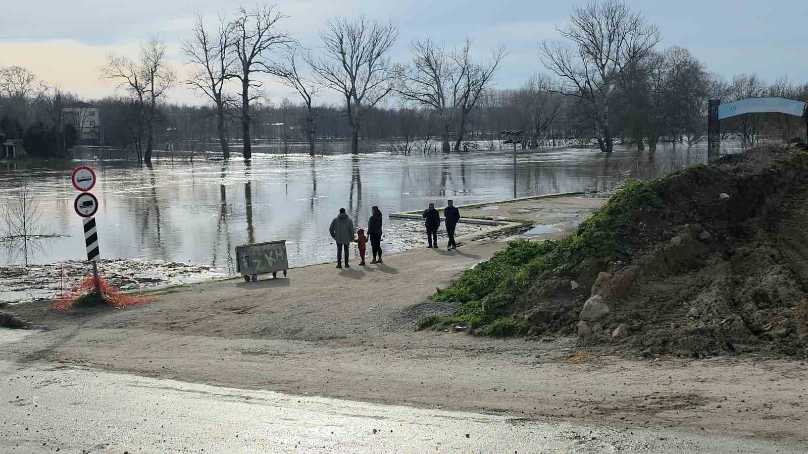 11 yaşındaki çocuk, taşkın bölgesine balık tutmaya geldi