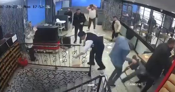Kafede &ccedil;ıkan kavgada ortalık savaş alanına d&ouml;nd&uuml;: 100 bin liralık hasar
