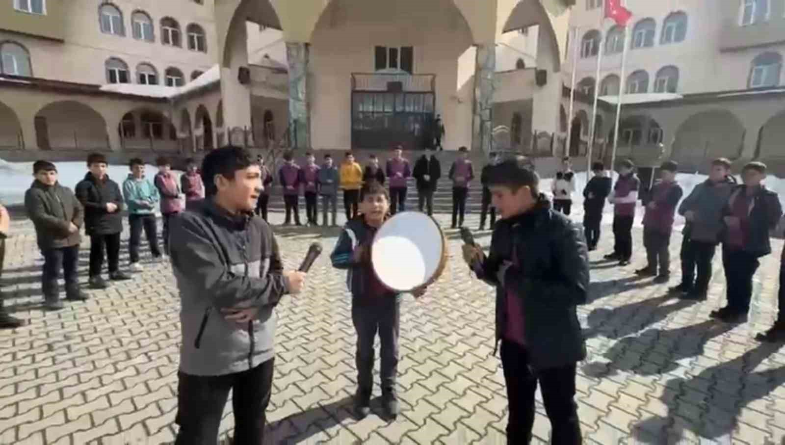 Ağrı Patnos&rsquo;ta "K&acirc;be&rsquo;de Hacılar" ilahisi okul bah&ccedil;esinde hep bir ağızdan s&ouml;ylendi
