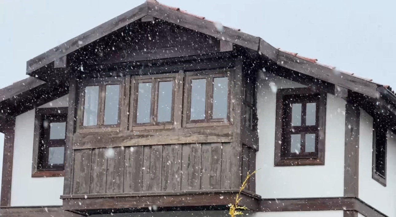 Karab&uuml;k&rsquo;&uuml;n y&uuml;ksek kesimlerinde kar yağışı yeniden başladı
