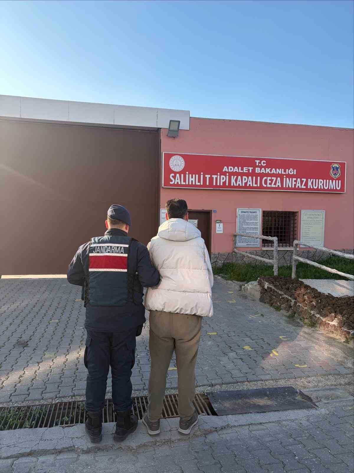 Manisa&rsquo;da 2 firari h&uuml;k&uuml;ml&uuml; kıskıvrak yakalandı
