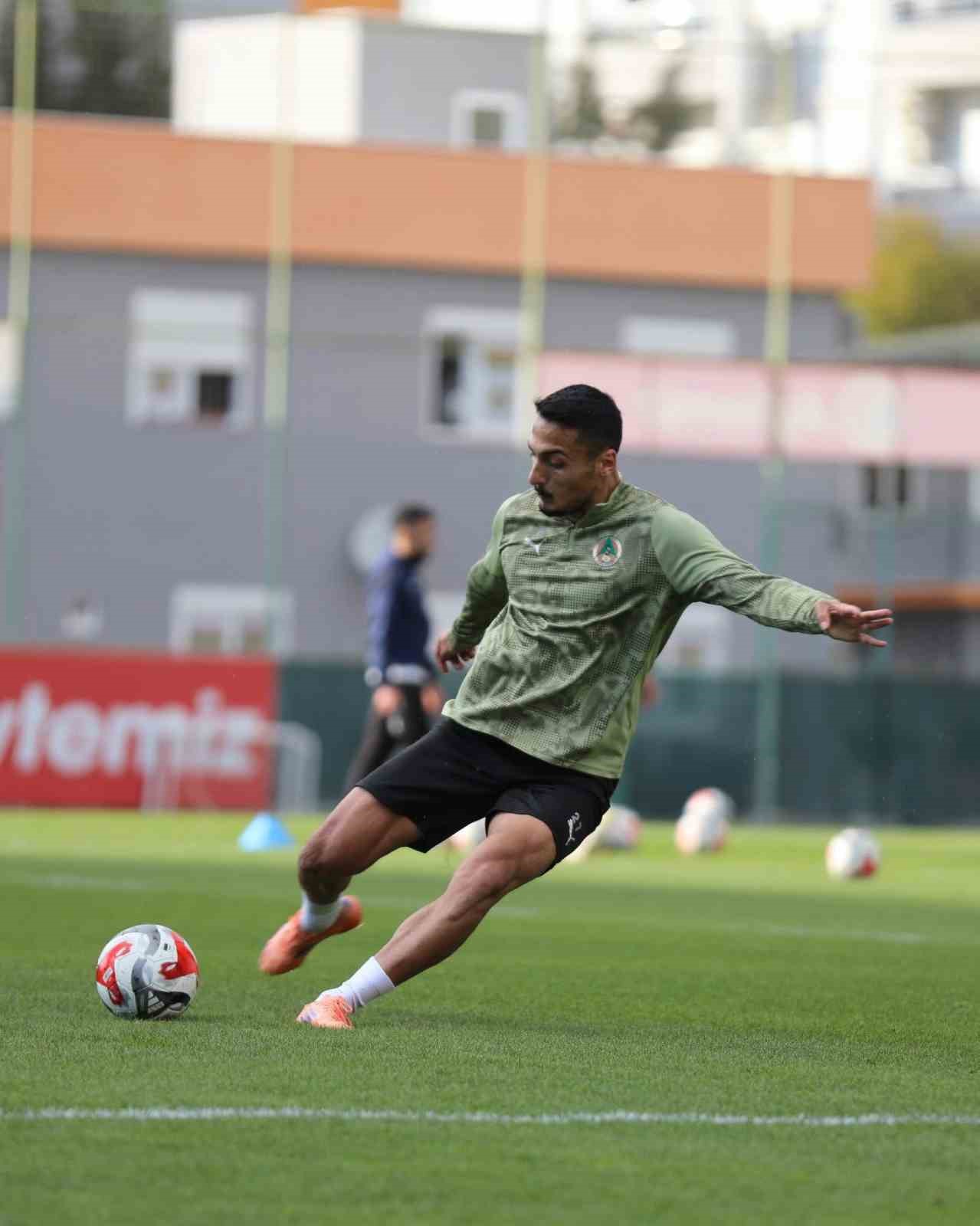 Alanyaspor, Galatasaray ma&ccedil;ı hazırlıklarına başladı
