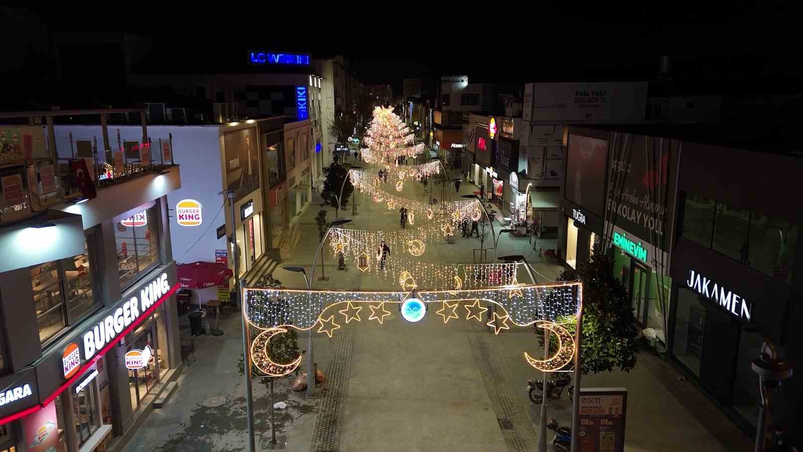 &Ccedil;ark Caddesi Ramazan ayına &ouml;zel led ışıklarla s&uuml;slendi
