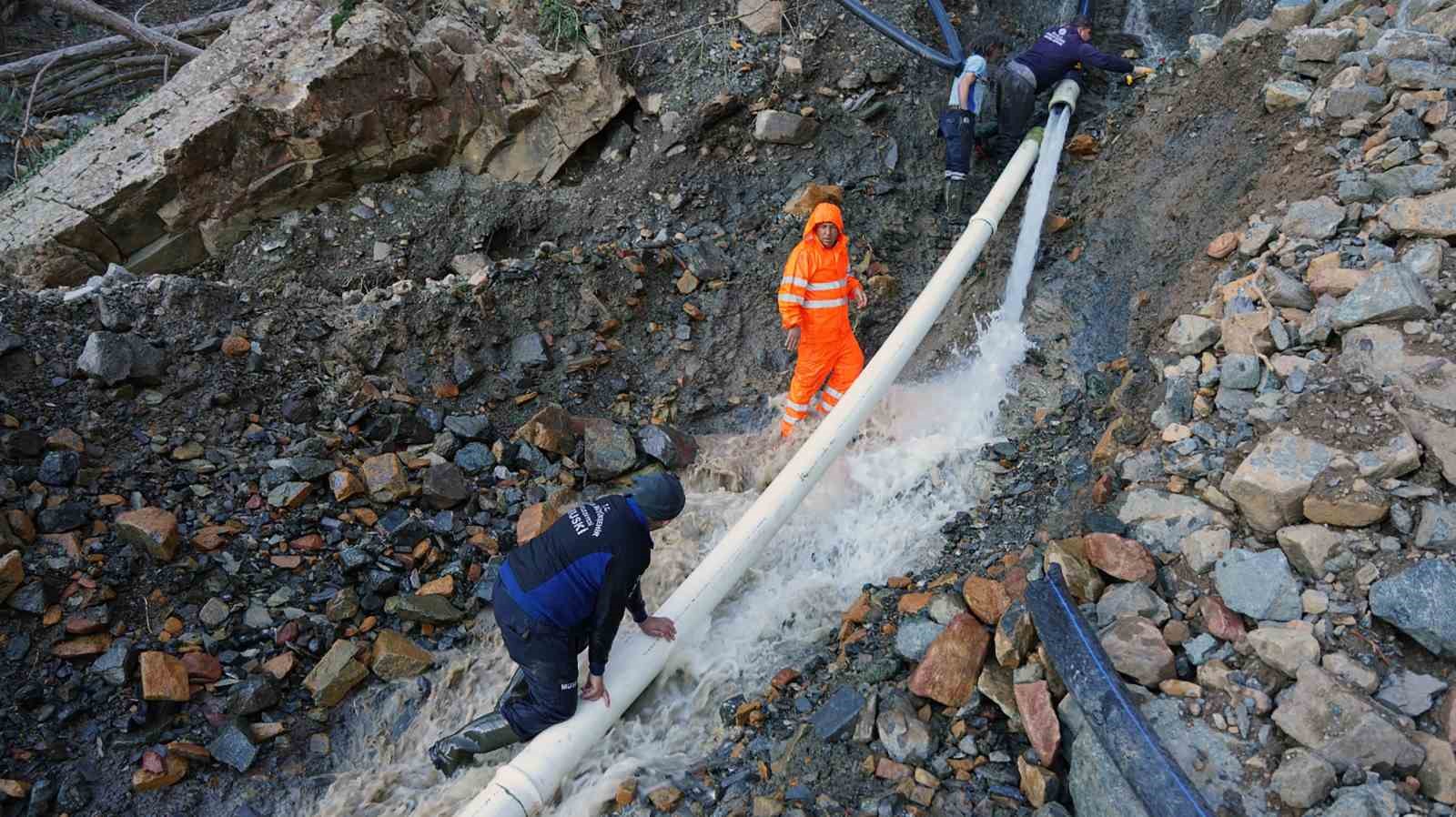 Yağışlarda zarar gören su isale hattı yenileniyor