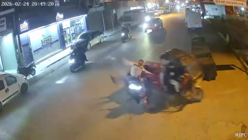 Adana&rsquo;da 2 motosiklet &ccedil;arpıştı... Kaza anı kamerada
