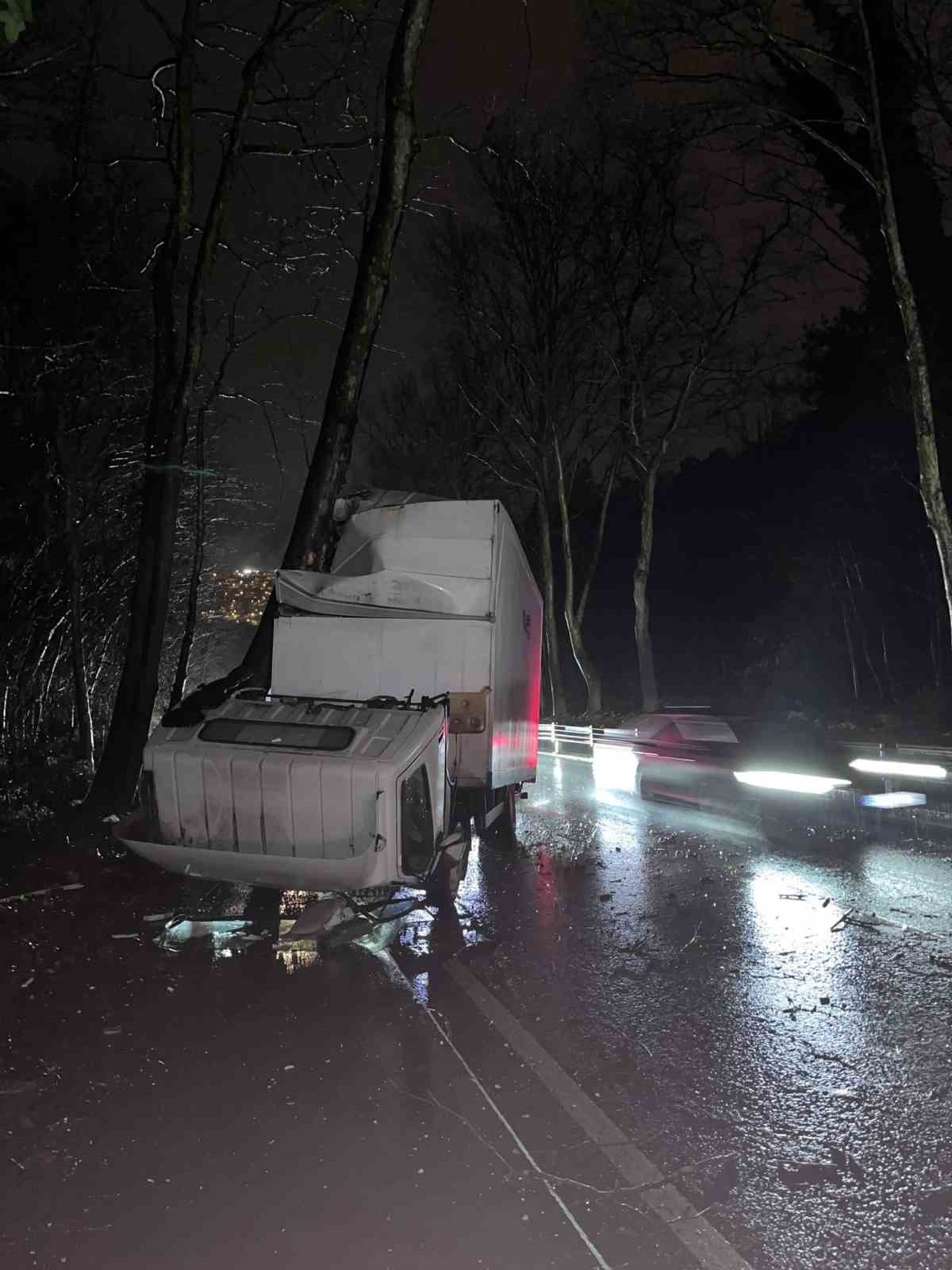 Sarıyer&rsquo;de seyir halindeki kamyonet yol kenarındaki ağaca &ccedil;arptı
