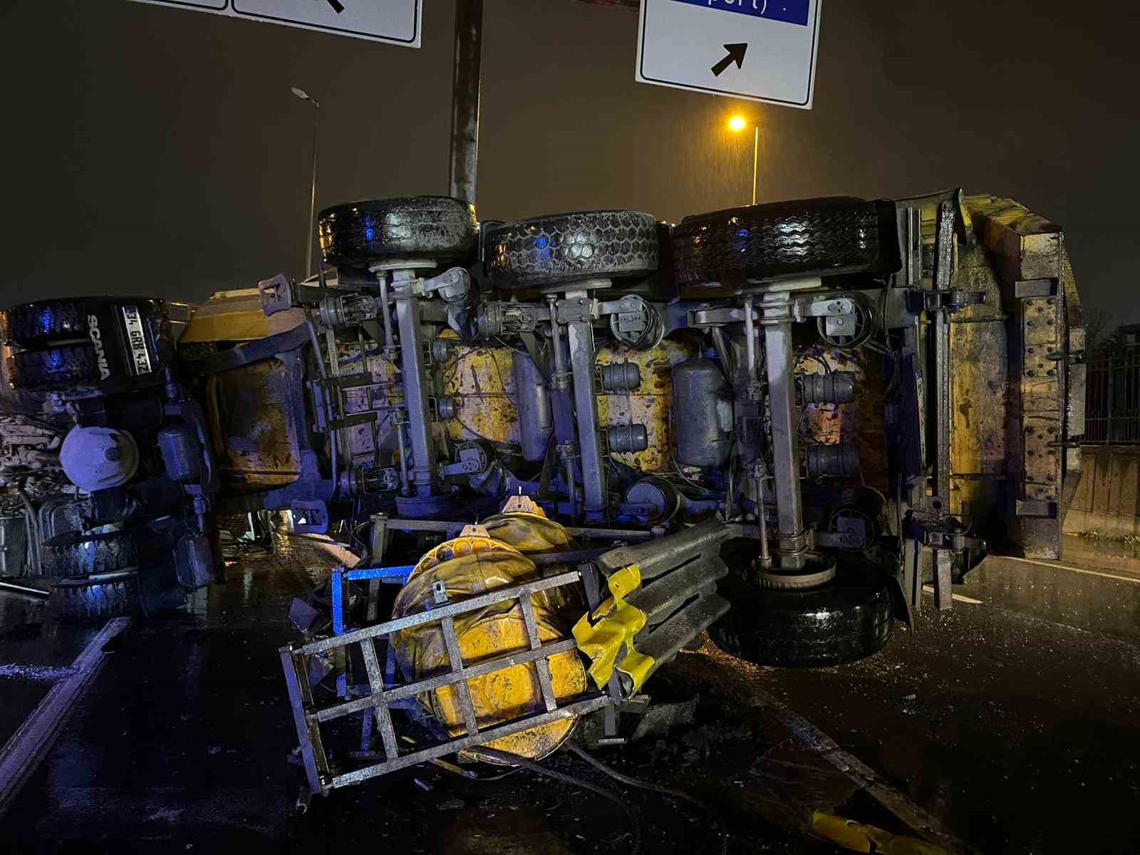 Bakırk&ouml;y&rsquo;de hafriyat kamyonu bariyere &ccedil;arparak devrildi: 2 yaralı
