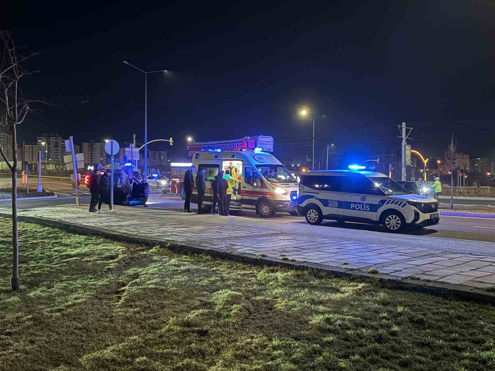 Ehliyetsiz s&uuml;r&uuml;c&uuml;n&uuml;n karıştığı kazada kamyonet takla attı: 2 yaralı
