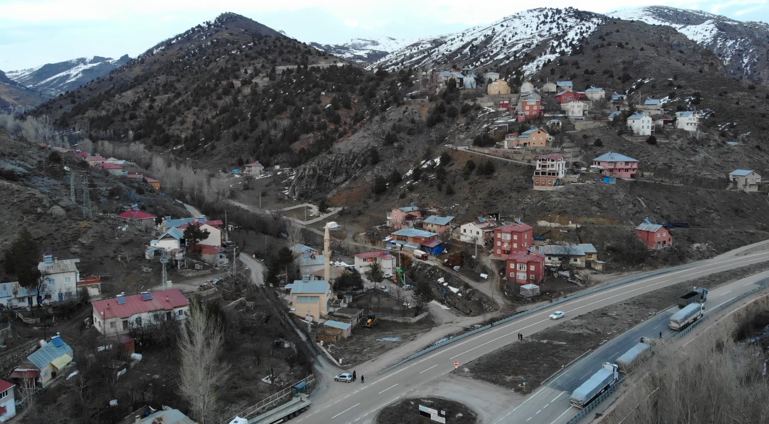 Geçit Köyü’nde 18 yıllık iftar geleneği yoldan geçenleri sofrada buluşturuyor