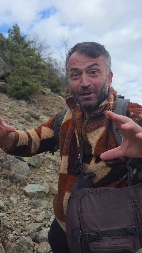 Kuş gözlemi için çıktığı arazide ayı ile karşı karşıya kaldı... Korku dolu anlar kamerada