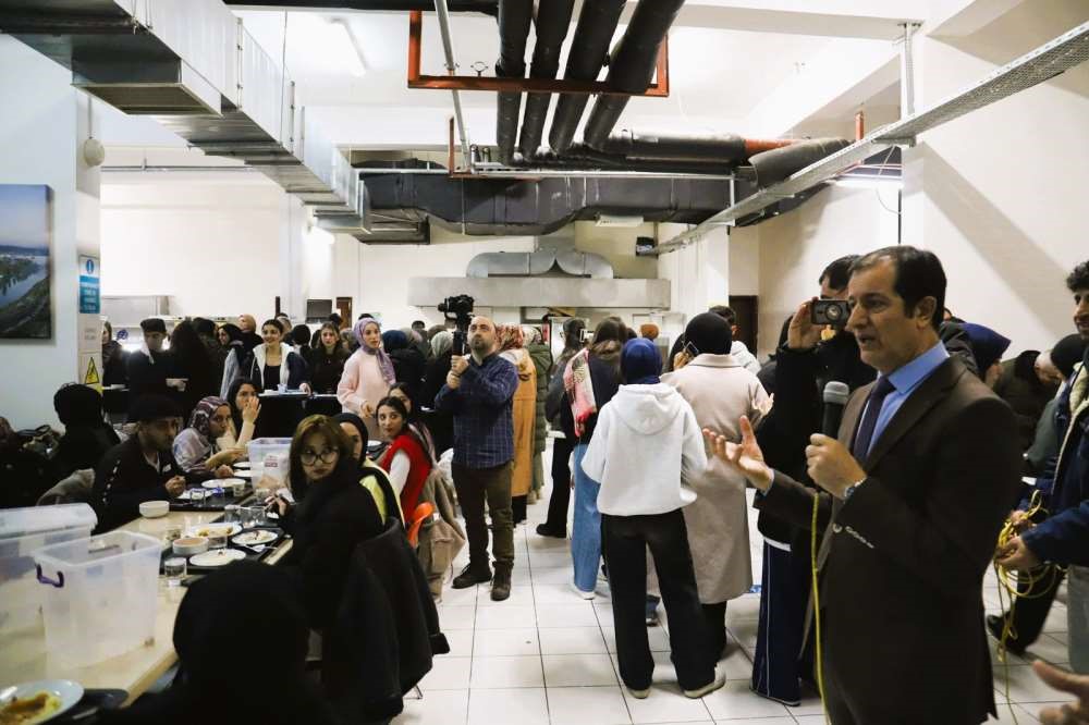 ARÜ Rektörü Emiroğlu, iftarda öğrencilerle buluştu