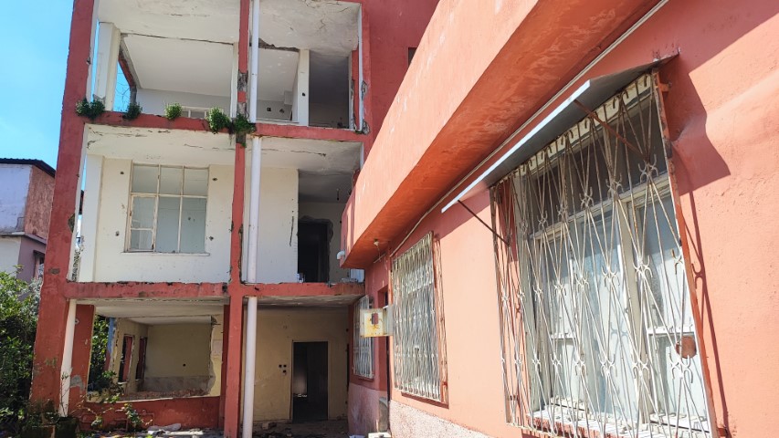 Ağır hasarlı bina yıkılmadı, 10 kişilik aile &ouml;l&uuml;m korkusuyla yaşıyor