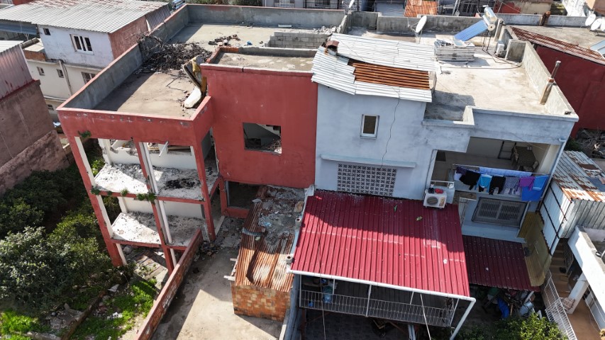 Ağır hasarlı bina yıkılmadı, 10 kişilik aile &ouml;l&uuml;m korkusuyla yaşıyor