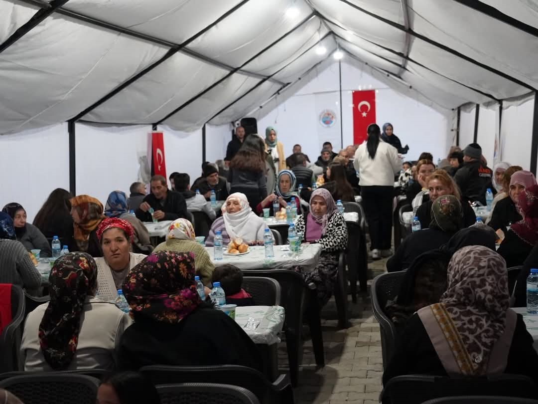 Başkan Bozkurt depremzedelerle iftarda buluştu