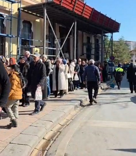 Hamsinin fiyatı 50 TL&rsquo;ye kadar d&uuml;şt&uuml;, balık satışları hızlandı
