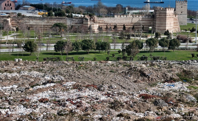 İBB ve İSKİ&rsquo;nin moloz d&ouml;kt&uuml;ğ&uuml; tarihi Kazlı&ccedil;eşme Meydanı&rsquo;nda &ccedil;evre kirliliği