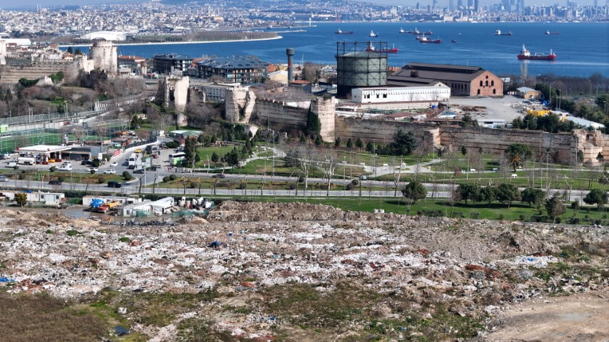 İBB ve İSKİ&rsquo;nin moloz d&ouml;kt&uuml;ğ&uuml; tarihi Kazlı&ccedil;eşme Meydanı&rsquo;nda &ccedil;evre kirliliği