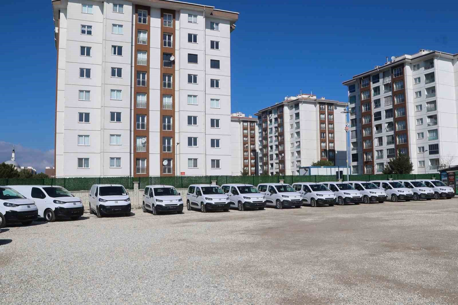 Uşak Belediyesi 14 tane yeni hizmet aracını b&uuml;nyesine katarak ara&ccedil; filosunu genişletti
