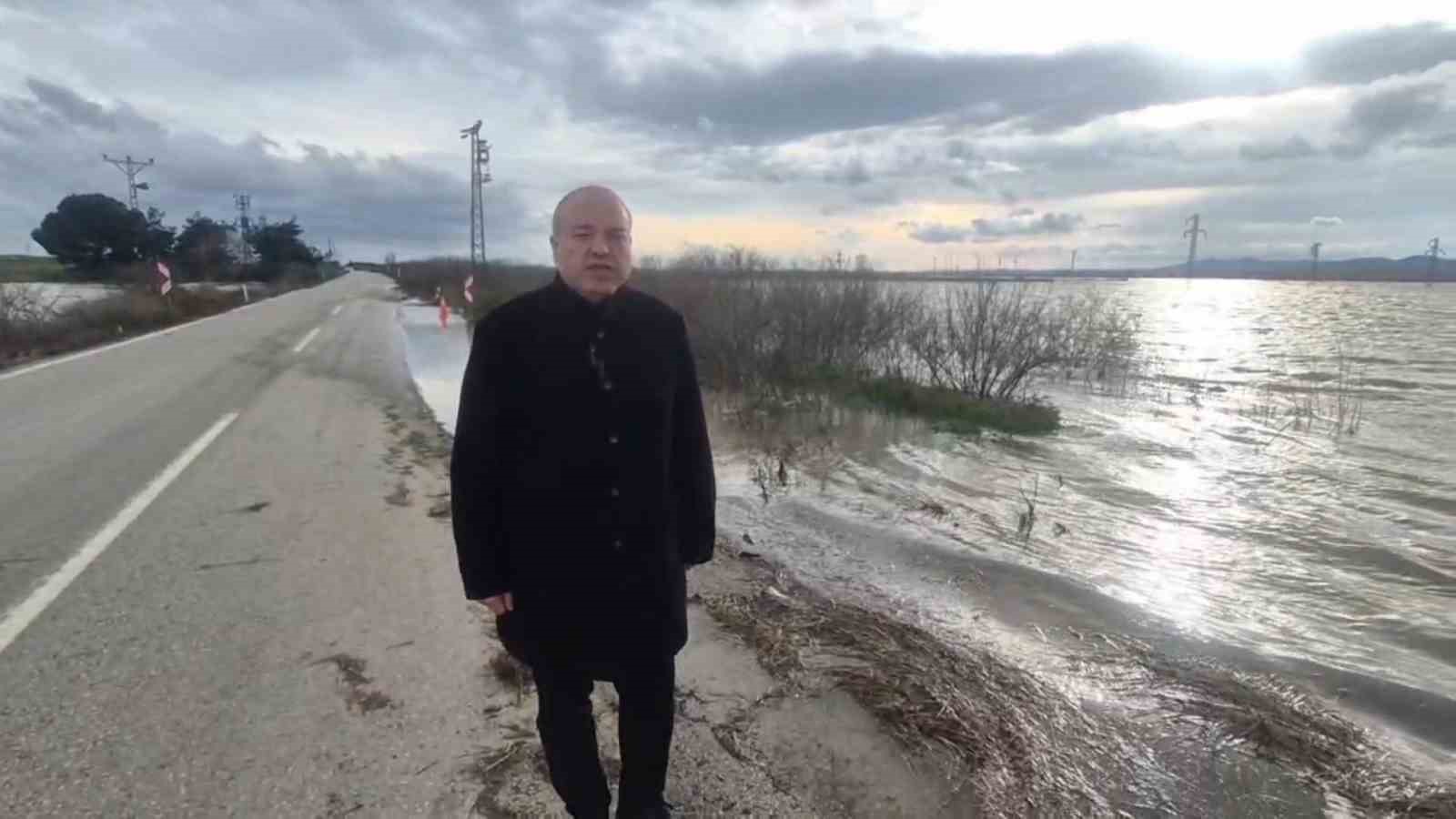 Meri&ccedil; Nehri taştı, sedde patladı: Karayolu sular altında
