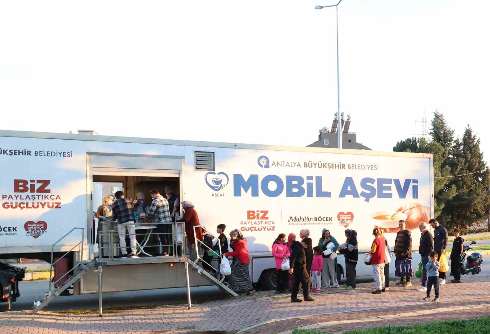 Büyükşehir’in geleneksel iftar ikramı sürüyor