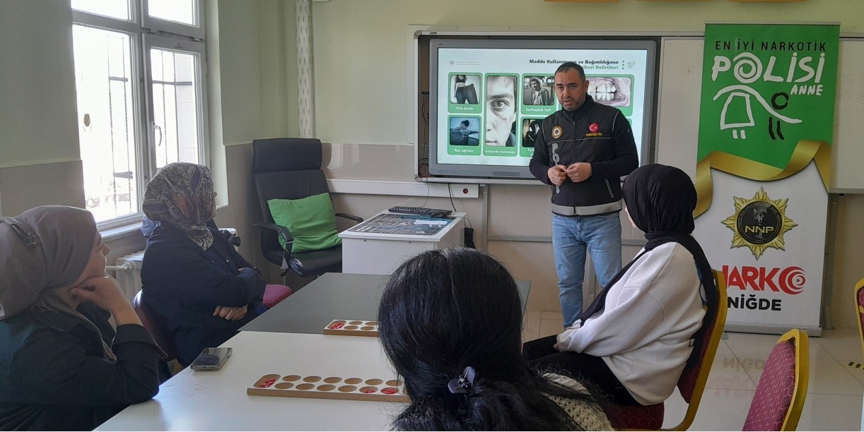 Narkotik ekiplerinden vatandaşlara bilgilendirme