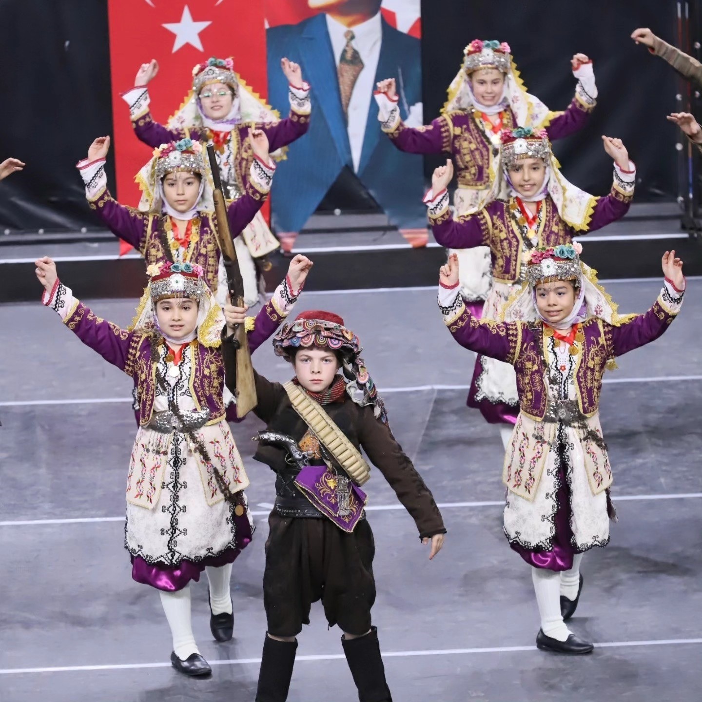 Halk oyunlarında sahne okulların
