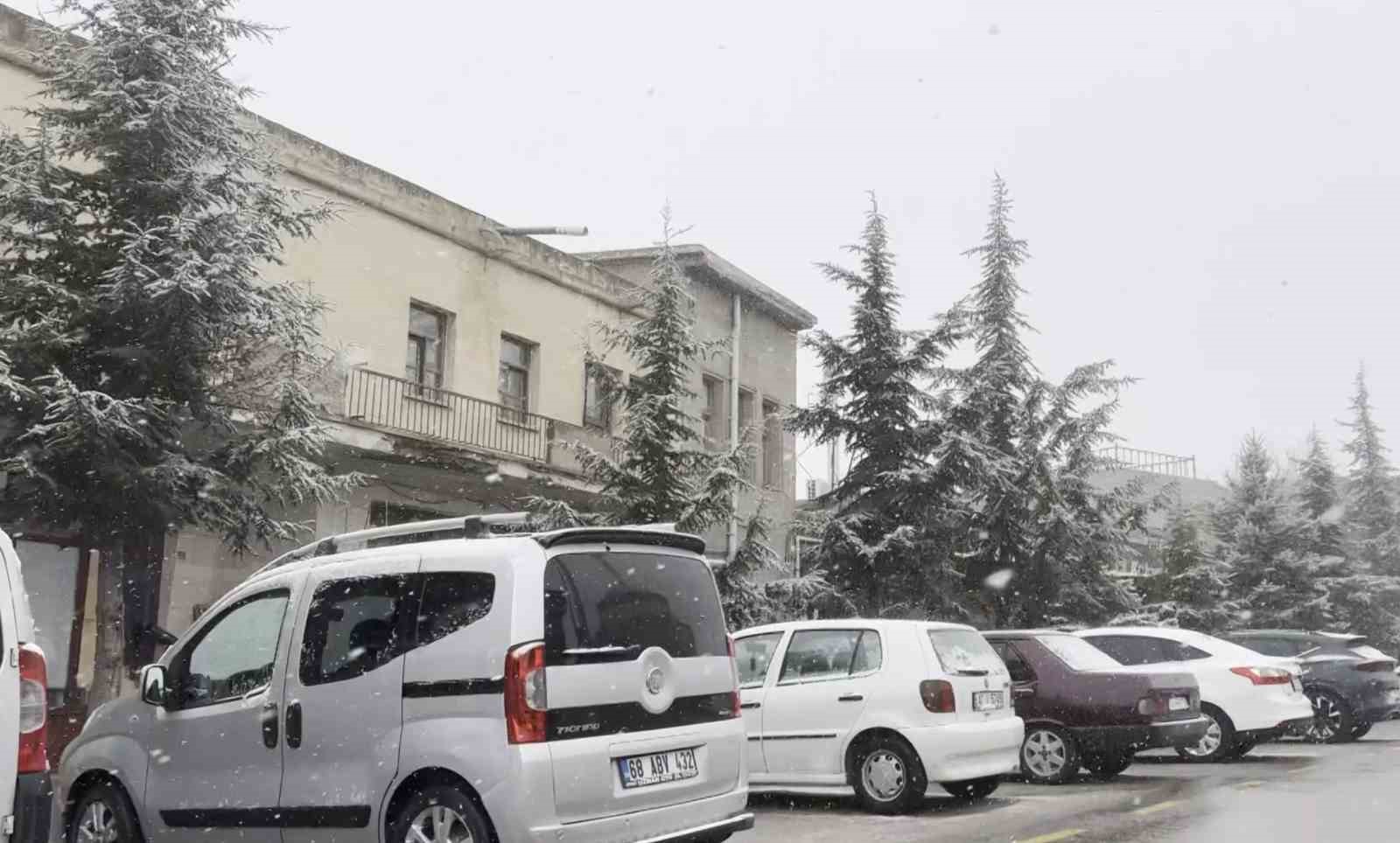 Aksaray’ın yüksek kesimlerinde kar yağışı etkili oluyor