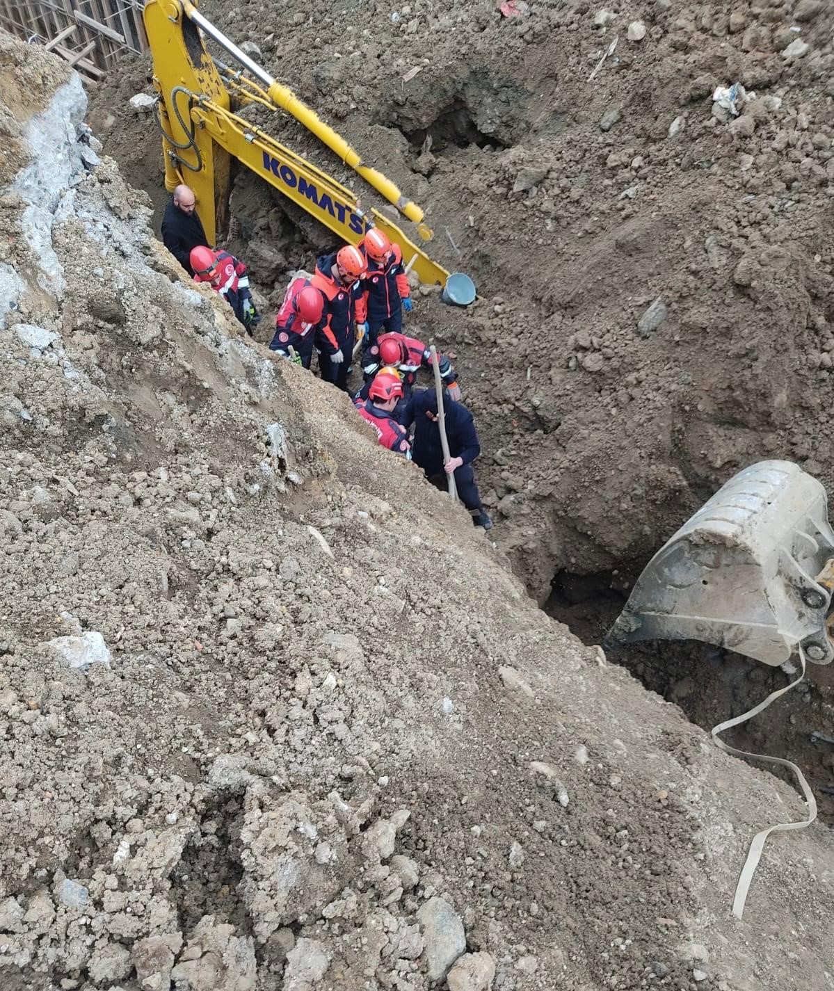 G&ouml;&ccedil;&uuml;kte toprak altında kalan iş makinesi operat&ouml;r&uuml; kurtarıldı
