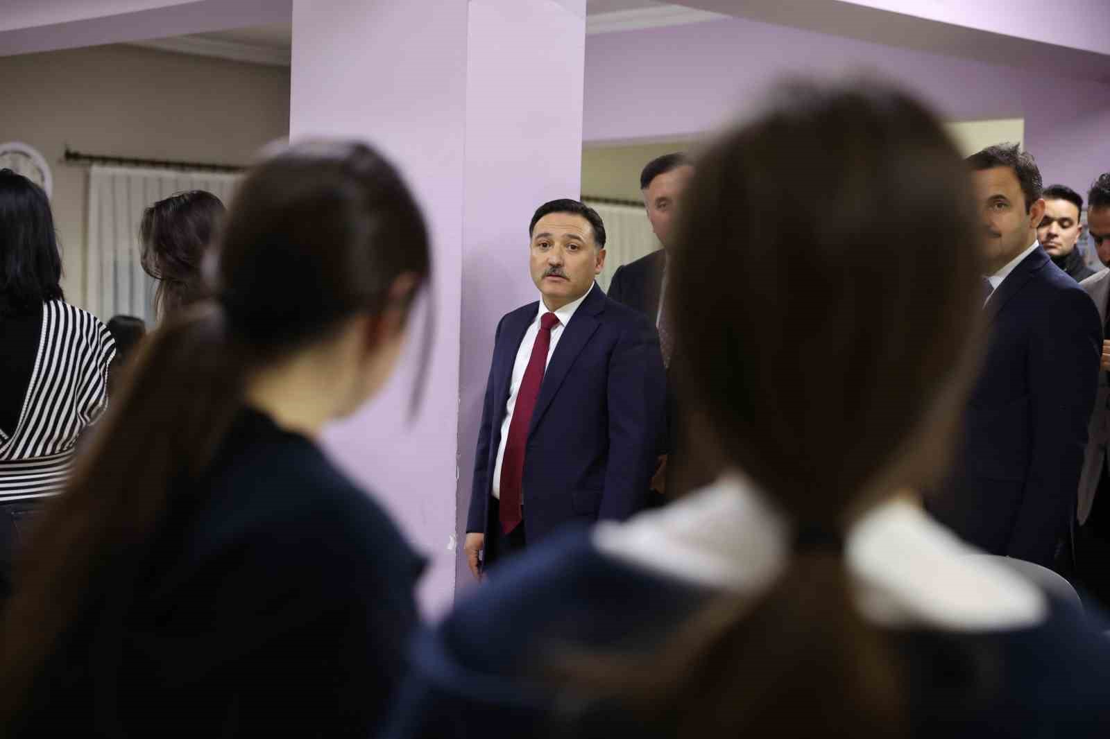 Vali Çiçek, öğrencilerle iftar yaptı