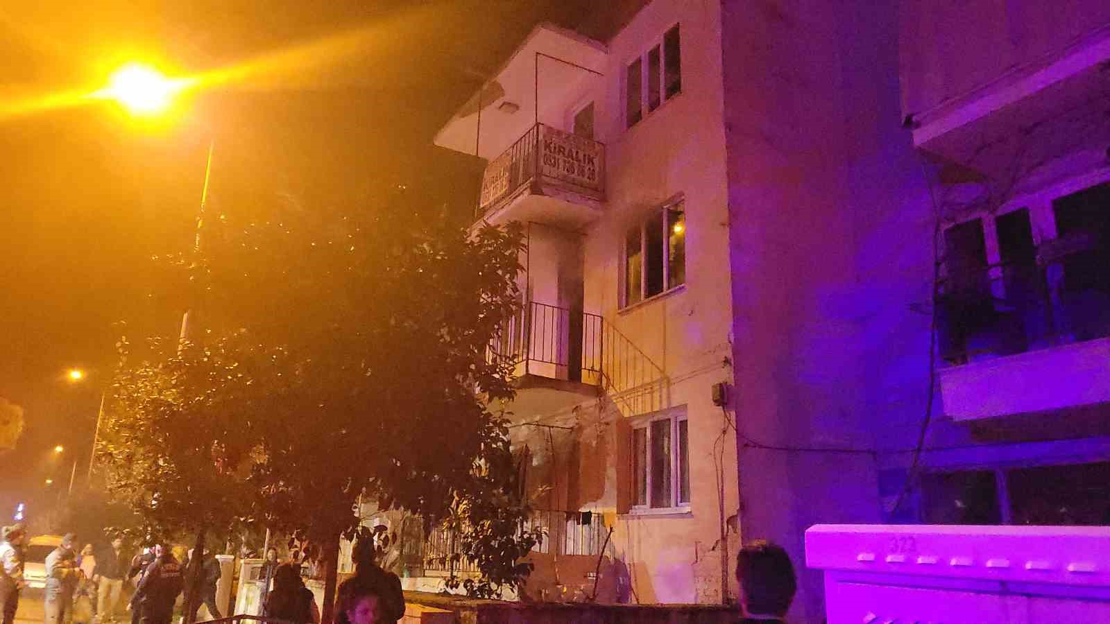 Gece yarısı evden alevler y&uuml;kseldi, mahalleli sokağa d&ouml;k&uuml;ld&uuml;
