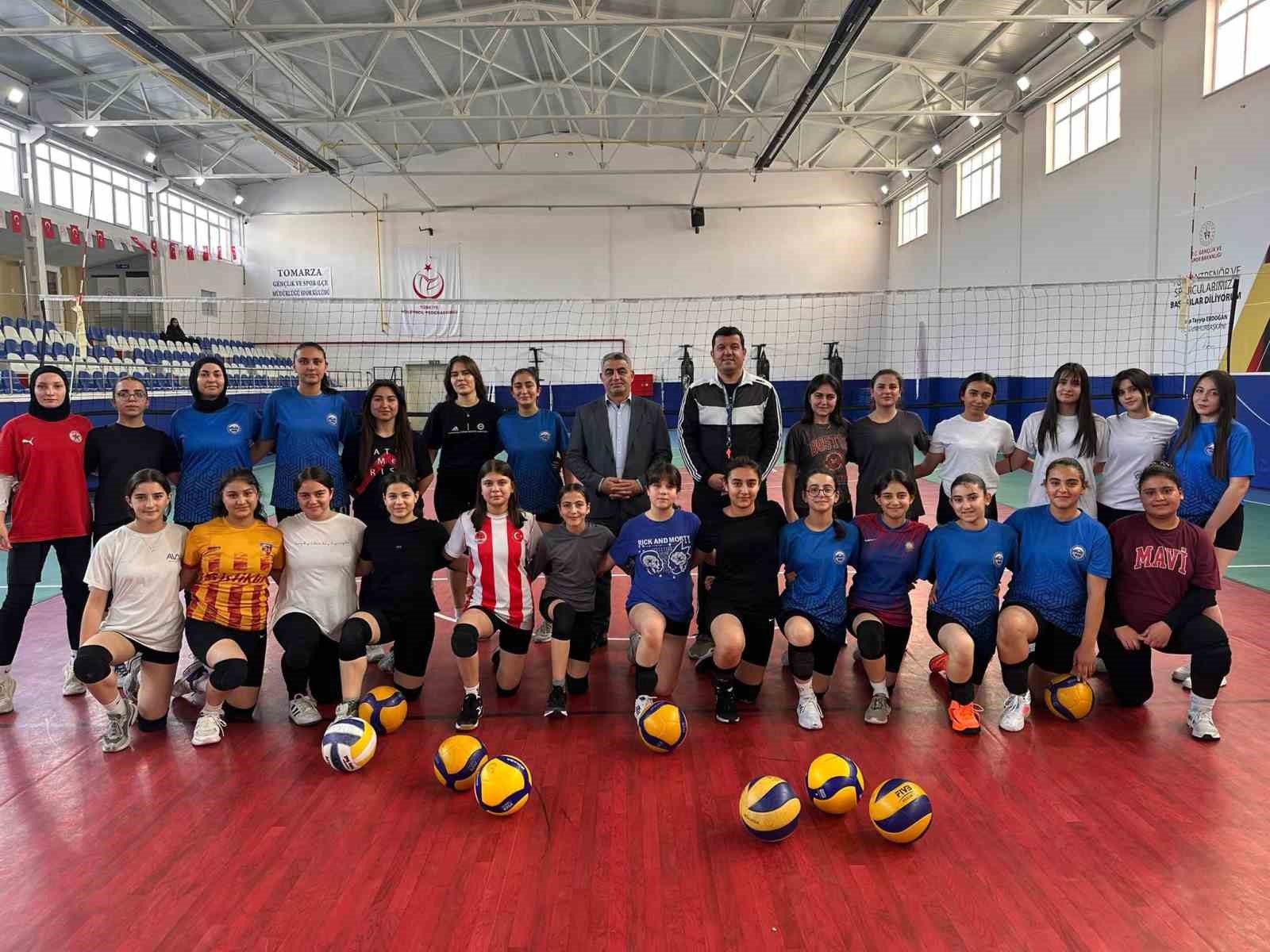 Tomarza’da voleybol kursları Ramazan’da da hız kesmiyor