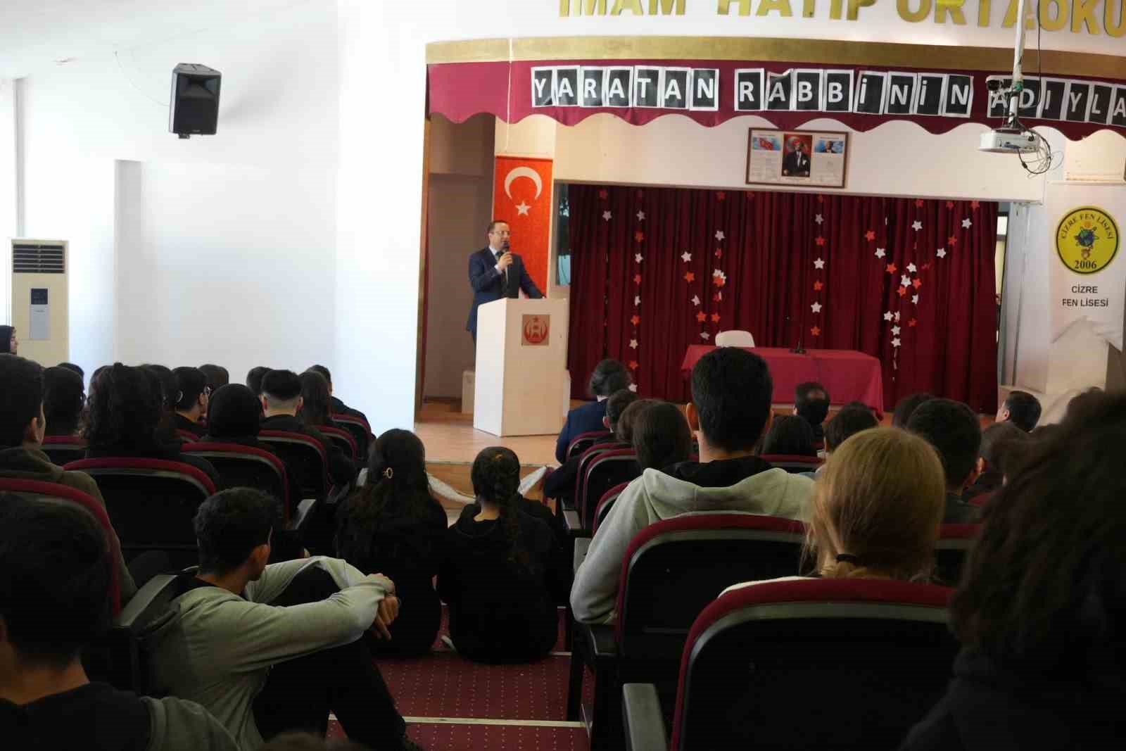 Cizre Kaymakamı Baycar, lise &ouml;ğrencilerine tavsiyelerde bulundu
