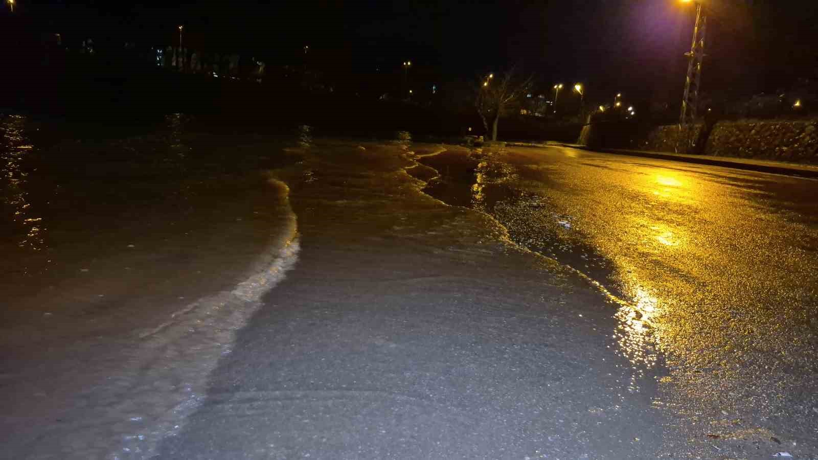 Bartın&rsquo;da sağanak ve dolu yağışı ırmağı taşırdı
