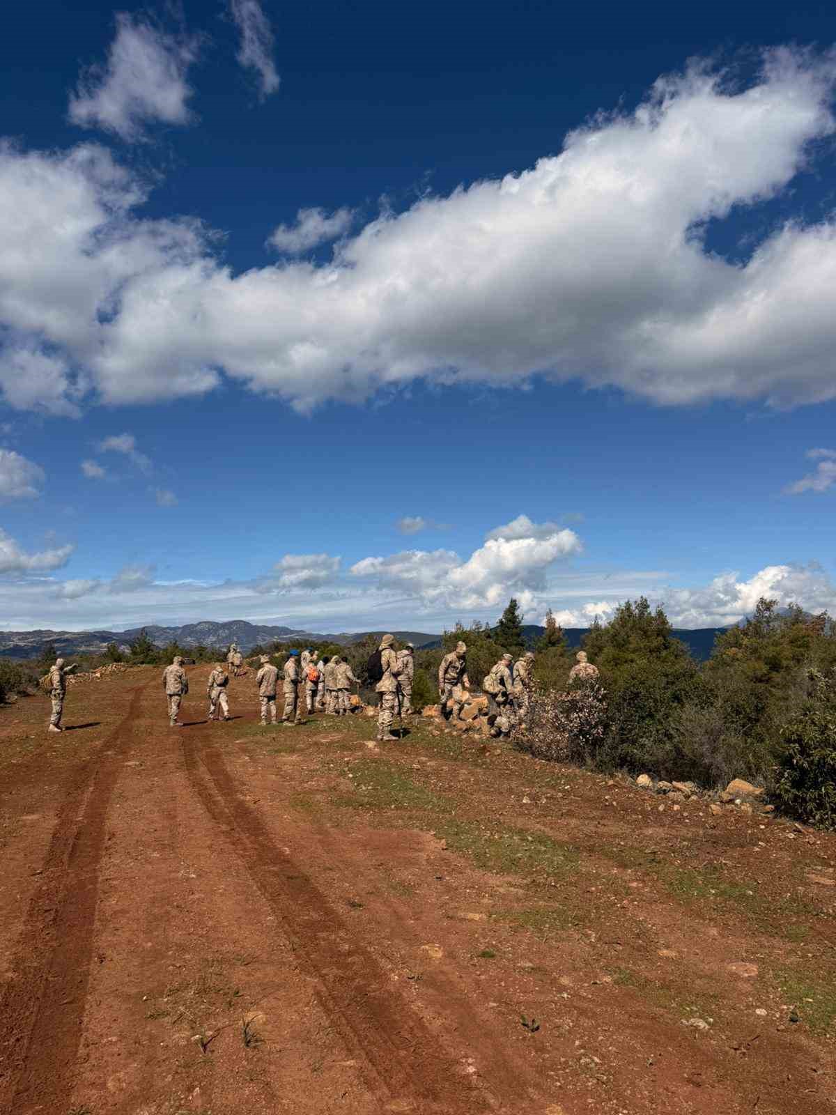 Yedi g&uuml;nd&uuml;r kayıp olan gence ait eşyalar arazide bulundu
