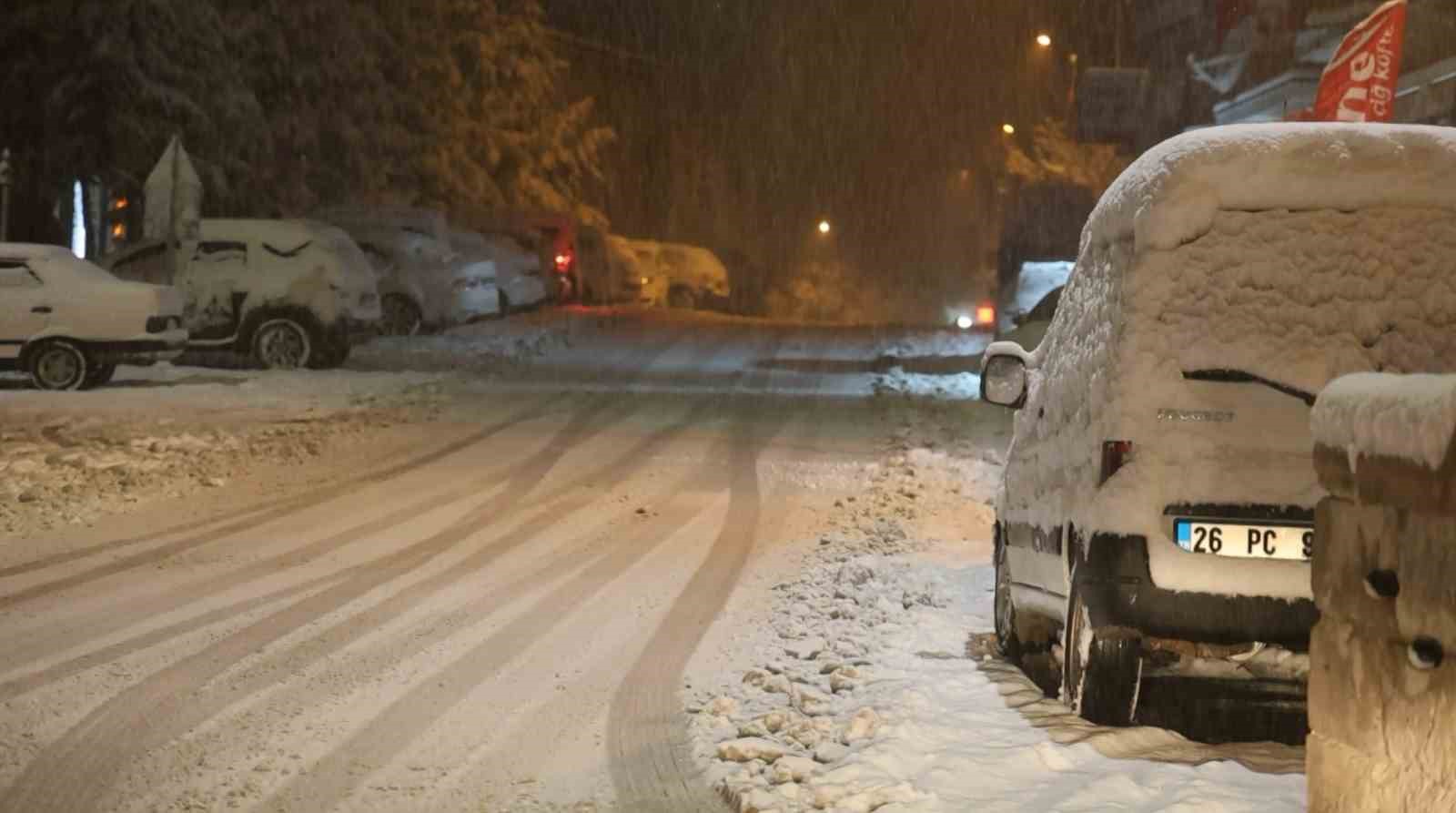 Güzelyurt beyaza bürüdü: Kar kalınlığı 14 santimetreye ulaştı