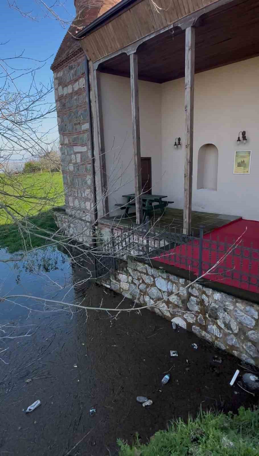 Uluabat G&ouml;l&uuml;&rsquo;n&uuml;n suları 625 yıllık camiyi tehdit ediyor
