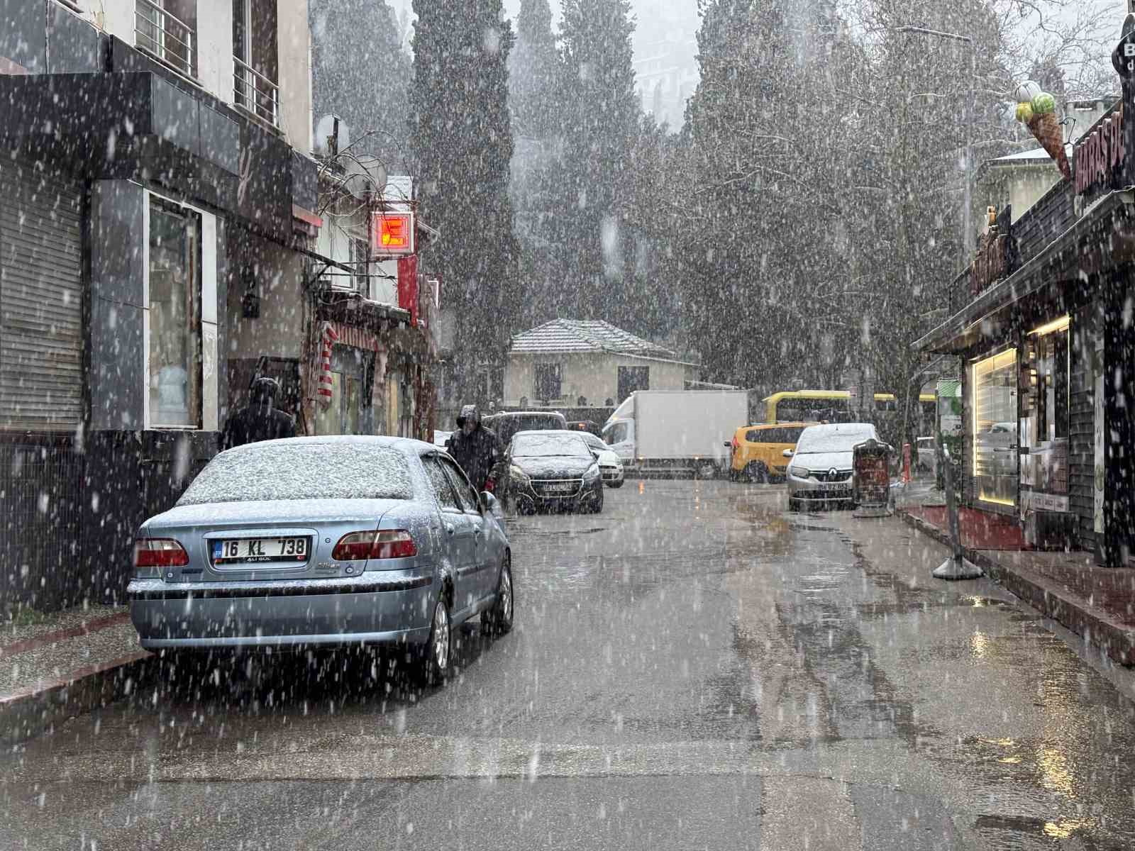 Bursa&rsquo;da şehir merkezinde kar s&uuml;rpriiz...Uludağ&rsquo;a &ccedil;ıkacaklar dikkat....
