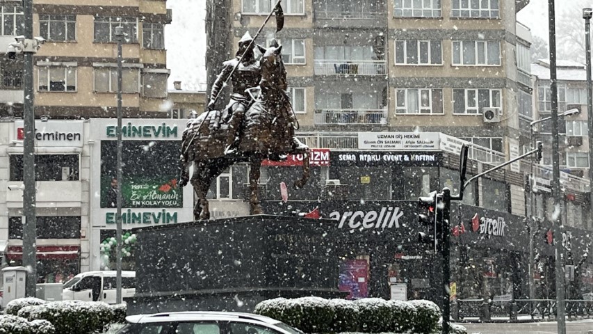 Bursa&rsquo;da şehir merkezinde kar s&uuml;rprizi...Uludağ&rsquo;a &ccedil;ıkacaklar dikkat....