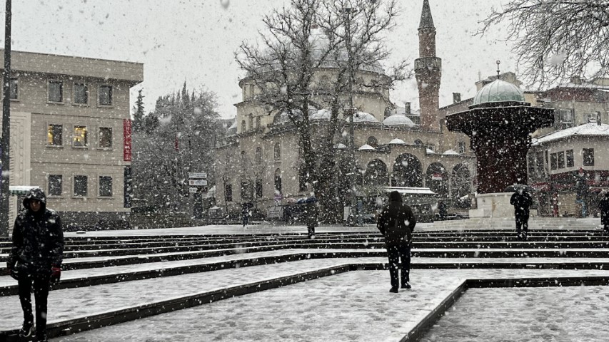 Bursa&rsquo;da şehir merkezinde kar s&uuml;rprizi...Uludağ&rsquo;a &ccedil;ıkacaklar dikkat....
