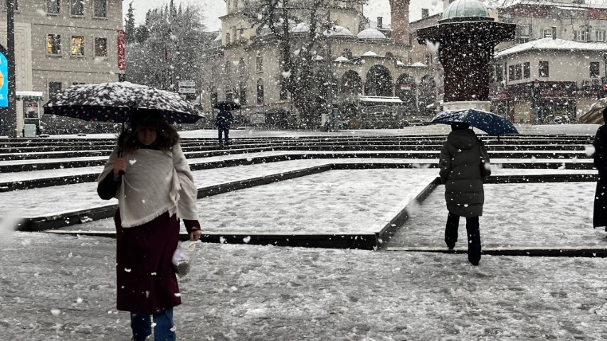 Bursa&rsquo;da şehir merkezinde kar s&uuml;rprizi...Uludağ&rsquo;a &ccedil;ıkacaklar dikkat....