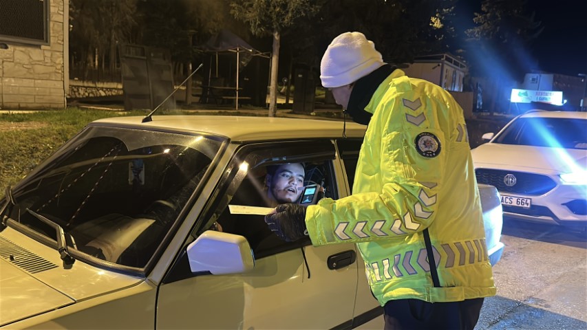 Ehliyetini zarftan &ccedil;ıkarmak i&ccedil;in 1 ay torpidoda tutup &ccedil;evirmeye girmeyi bekledi